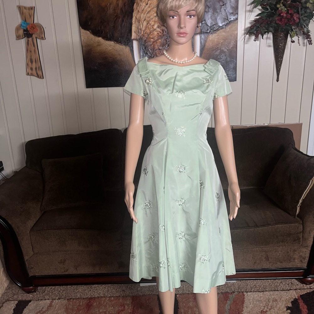 Vintage (1970’s) Mint Green Cocktail Dress W/ Floral Embroideries • Size Small - Picture 4 of 15